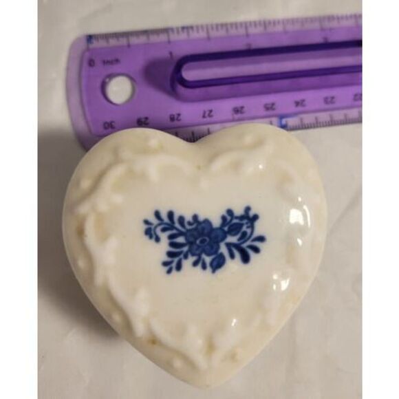 VTG Porcelain Ceramic Heart Shaped Blue and White Trinket Box / Ring Box - Picture 6 of 6